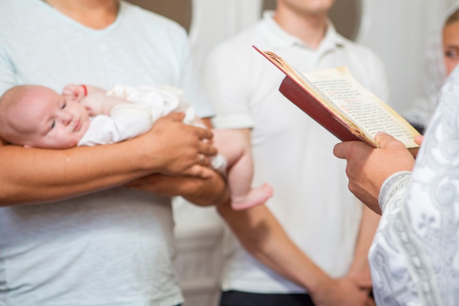 Quel est le rôle du parrain lors d'un baptême religieux ?